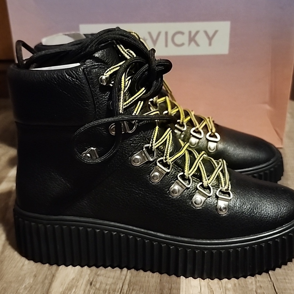 SOLD*** Tireless-V Black Milled Leather Lace Up Boot Size 7 New In Box - Picture 2 of 5